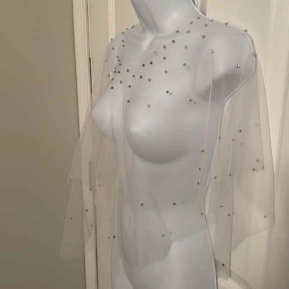 Bridal cape with Swarovski crystals - Picture 11 of 15